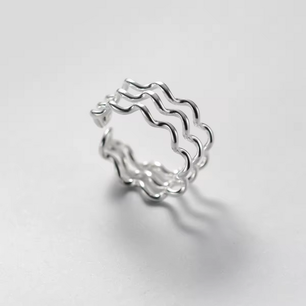 Ring mit drei glänzenden Zickzack-Reihen 925er Silber, größenverstellbar.