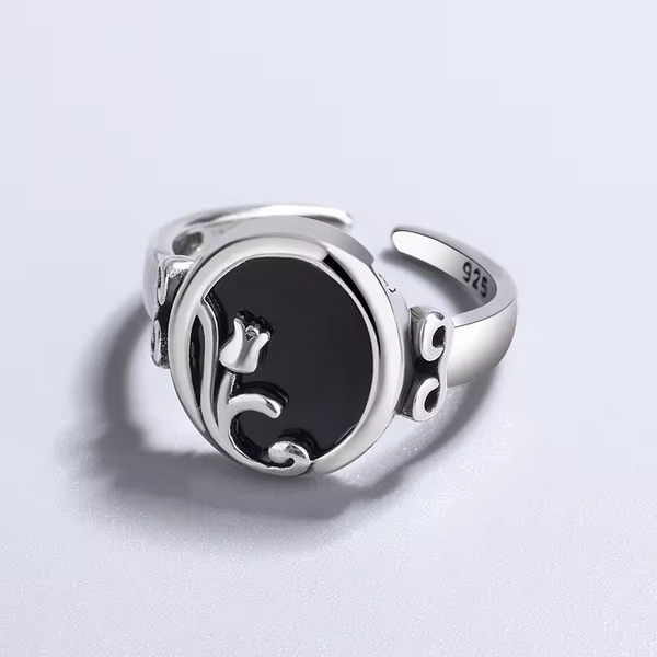 Damenring in rose motiv mit schwarzem Zirkonia, größenverstellbar