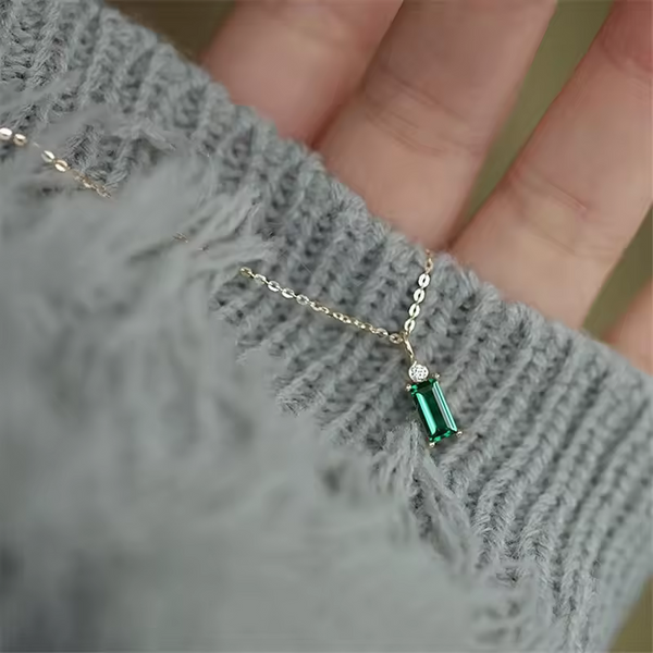 Damen Halskette mit rechteckigem 6mm Anhänger in grünem Zirkonia, Silber 925.