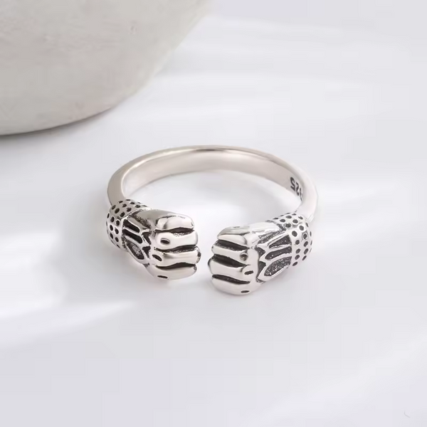 Ring mit Hände-Motiv-Box  Silber 925er, leicht geschwärzt und größenverstellbar.