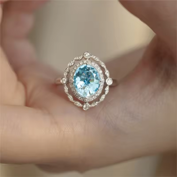 Damenring mit blauem Zirkona, ovales Motiv