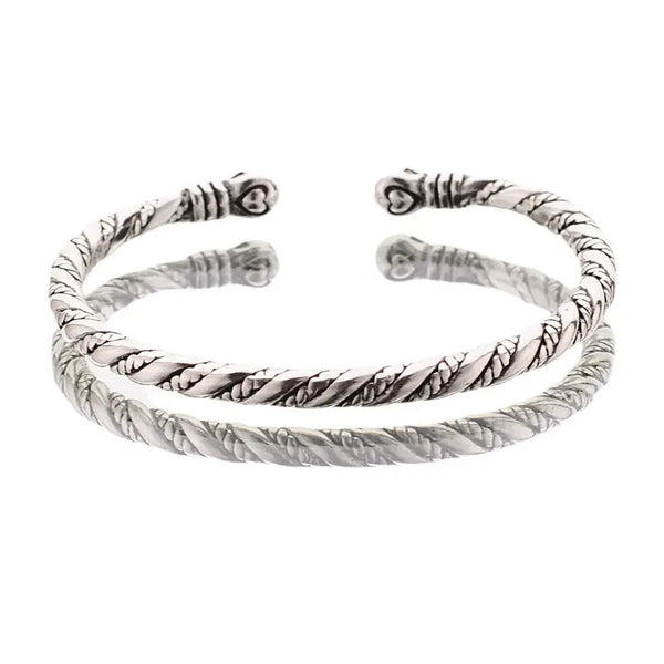 Versilberter Twisted Armreif – geschwärzt  Vintage-Stil- liebevollen Herzenden
