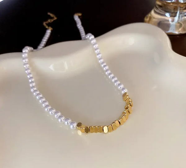 Damenhalskette mit weißen Gold-Perlen