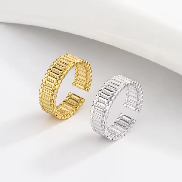 Damenring mit Zahnkranz-Geometrie, Sterling-Silber 925, größenverstellbar.