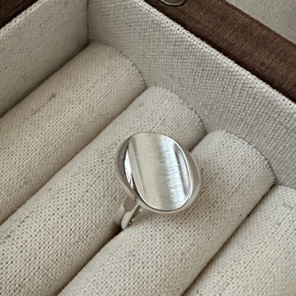 Schlichter Silbern Ring mit gebürsteter Platte – Elegant & zeitlos Oval