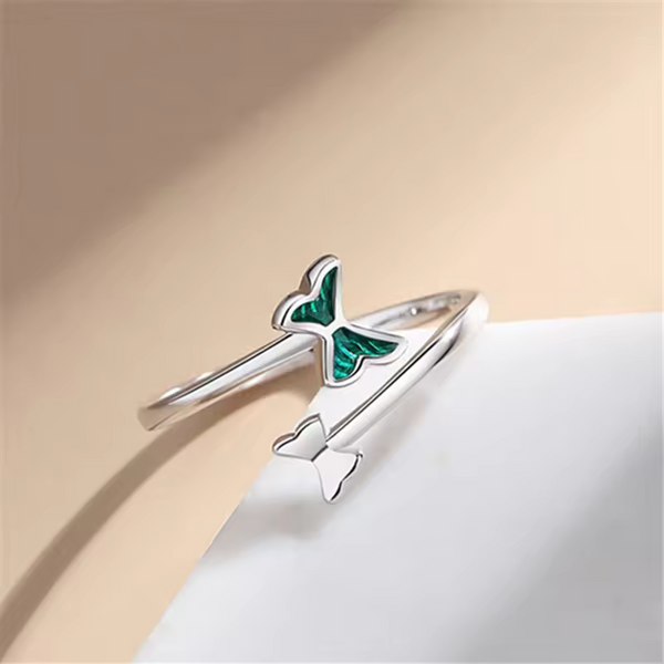Schlanker Damenring mit kleinem grünem Schmetterlingsmotiv, Sterling-Silber 925