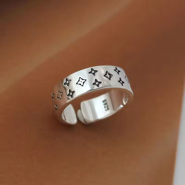 Ring mit schwarzem Motiv, Sterlingsilber 925, wählbare Größe.