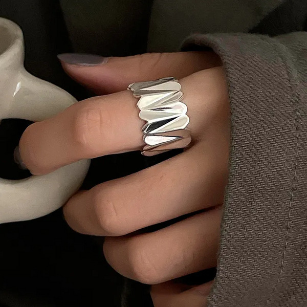 Modischer Faltenring – Breites Design in glänzendem Silber-Look