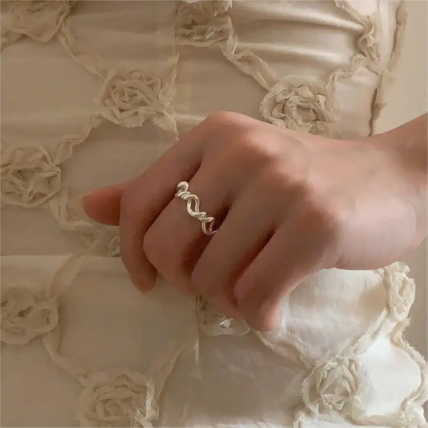 Minimalistischer Knotenring verdreht Ring – Eleganz in schlichtem Silber 925